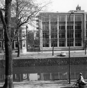 601508 Gezicht vanuit een raam van het huis Catharijnesingel 54 te Utrecht op het kantoorgebouw van de S.H.V. ...